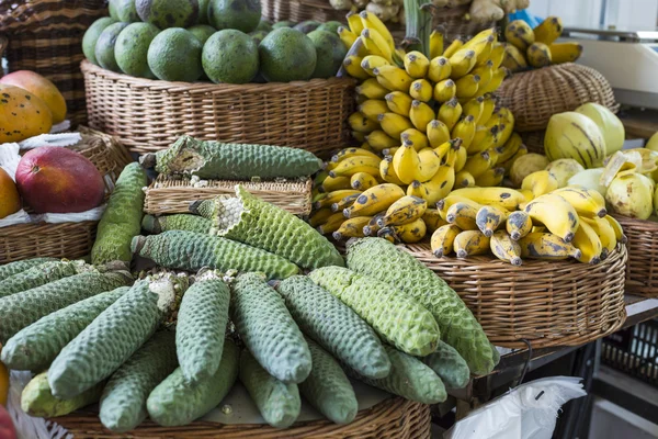 メルカード Dos Lavradores.Madeira 島、Po でエキゾチックなフルーツ — ストック写真