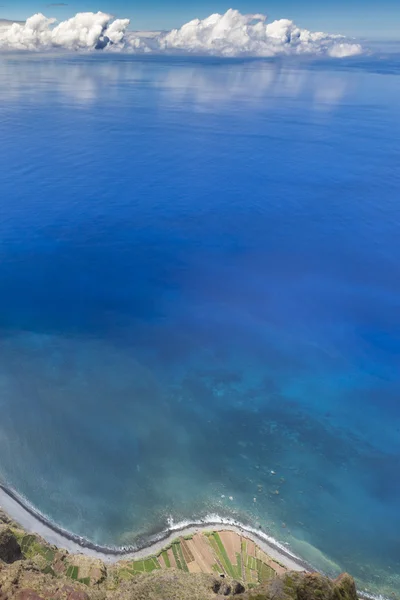 Vista incrível do penhasco mais alto do Cabo Girao na praia, oce — Fotografia de Stock