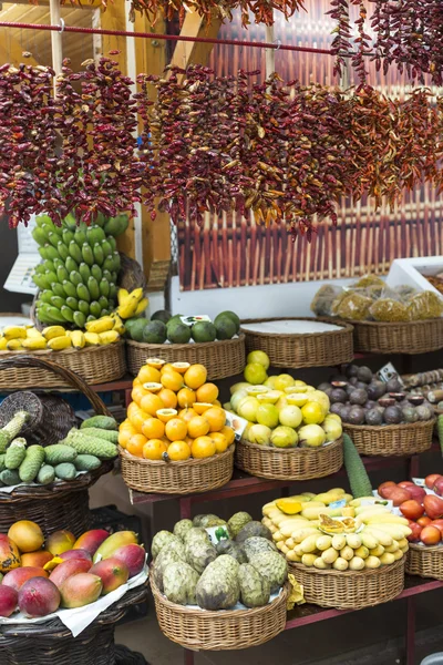 Свежие экзотические фрукты в Mercado Dos Lavradores.Madeira Island, По — стоковое фото