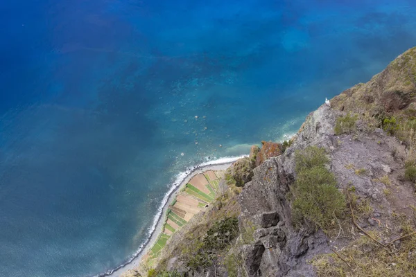 Niesamowity widok z najwyższego klifu Cabo Girao na plaży, oce — Zdjęcie stockowe