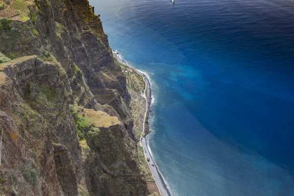 Vue imprenable depuis la plus haute falaise de Cabo Girao sur la plage, oce — Photo