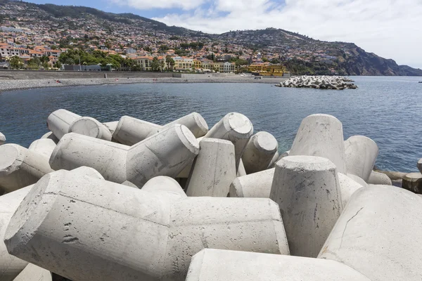 Frangiflutti di cemento colpiti dalle onde atlantiche — Foto Stock