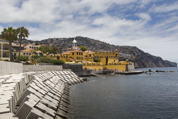 Paseo marítimo de Funchal con el castillo de Sao Tiago, Madeira (Puerto — Foto de Stock