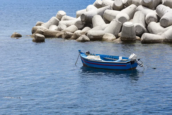 Wellenbrecher aus Betonklötzen von Atlantikwellen getroffen — Stockfoto