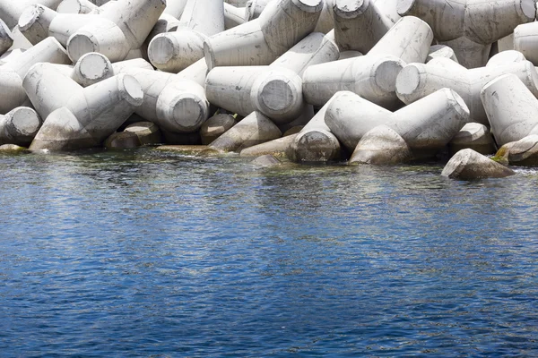 Atlantik dalgalar tarafından vurmak beton blok dalgakıran — Stok fotoğraf