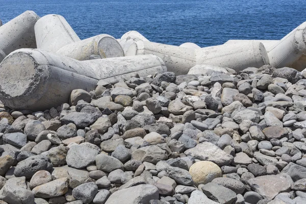 Bloco de concreto quebra-mar atingido pelas ondas atlânticas — Fotografia de Stock