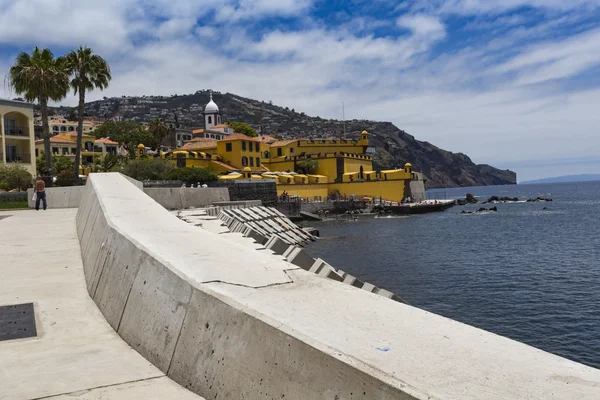 Paseo marítimo de Funchal con el castillo de Sao Tiago, Madeira (Puerto — Foto de Stock