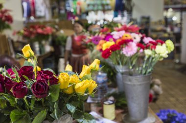 Funchal, Portekiz - 25 Haziran: Geleneksel giyimli çiçekçi 