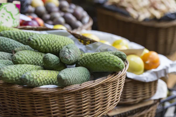 Frutas exóticas frescas en Mercado Dos Lavradores. Funchal, Madeira — Foto de Stock