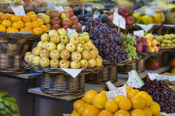 Frutas exóticas frescas no Mercado dos Lavradores. Funchal, Madeira — Fotografia de Stock