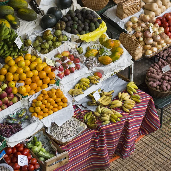FUNCHAL, PORTUGAL - 25 DE JUNIO: Frutas exóticas frescas en el Mercado Dos —  Fotos de Stock