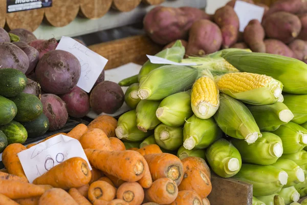 Frutas exóticas frescas en Mercado Dos Lavradores. Funchal, Madeira —  Fotos de Stock