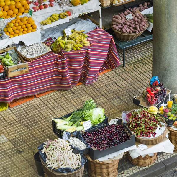 Funchal, Portugália - június 25-én: Egzotikus gyümölcsökre Mercado dos — Stock Fotó