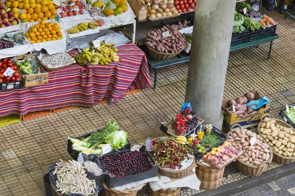 FUNCHAL, PORTUGAL - 25 JUIN : Fruits exotiques frais au Mercado Dos — Photo