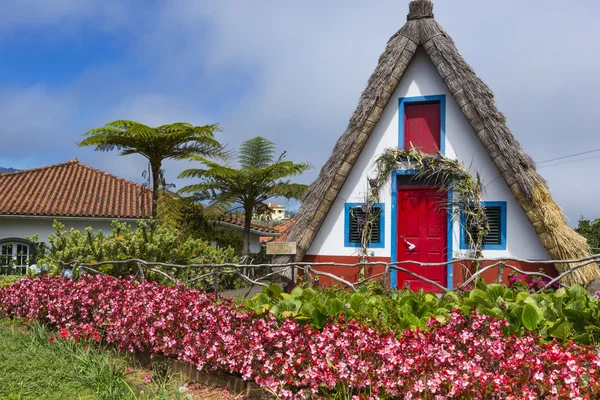 Casa rural tradicional em Santana Madeira, Portugal . — Fotografia de Stock