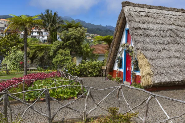 Geleneksel kırsal ev santana Madeira, Portekiz. — Stok fotoğraf