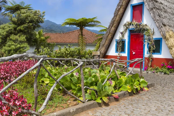 Tradycyjny dom wiejski w santana madeira, Portugalia. — Zdjęcie stockowe