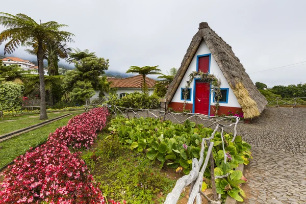 Casa rurale tradizionale in Santana Madeira, Portogallo . — Foto Stock