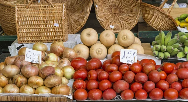 Čerstvá rajčata ve stánku na trhu. — Stock fotografie