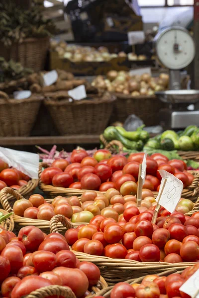 Färska tomater i ett marknadsstånd. — Stockfoto