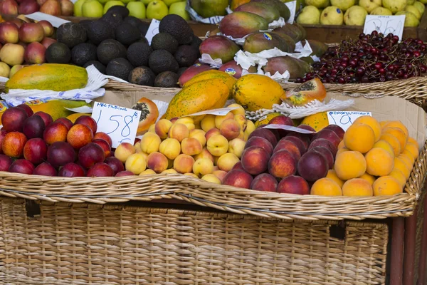 Egzotikus friss gyümölcsök Mercado Dos Lavradores. Funchal, Madeira — Stock Fotó