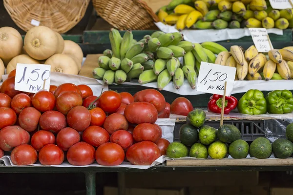 Fresh tomatoes in a market stall. — Stock Photo, Image