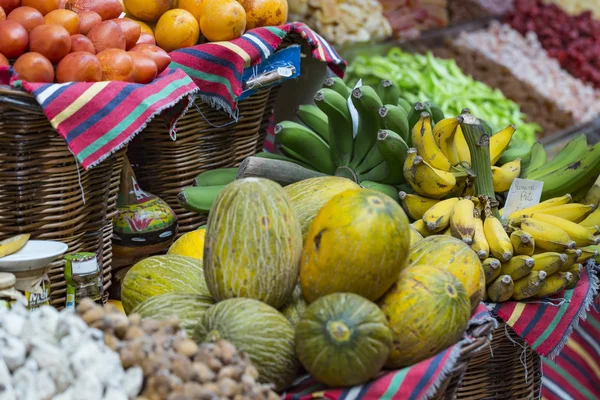 Muchas frutas tropicales en el mercado al aire libre — Foto de Stock