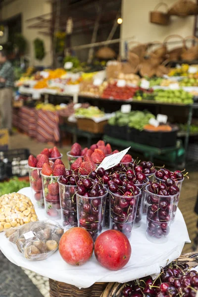 Fruits exotiques frais au Mercado Dos Lavradores. Funchal, Madère — Photo