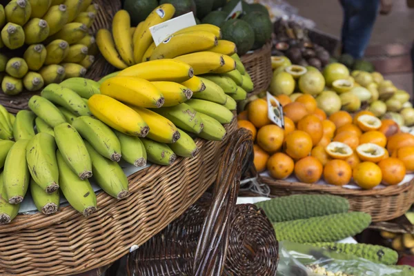 Świeże owoce egzotyczne w Mercado Dos Lavradores. Funchal, Madera — Zdjęcie stockowe