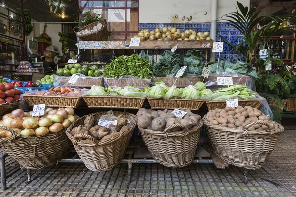 Φρέσκα εξωτικά φρούτα στο Mercado Dos Lavradores. Φουντσάλ, Μαδέρα — Φωτογραφία Αρχείου