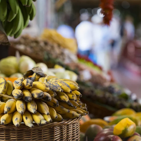 Čerstvé exotické ovoce v Mercado Dos Lavradores. Funchal, Madeira — Stock fotografie