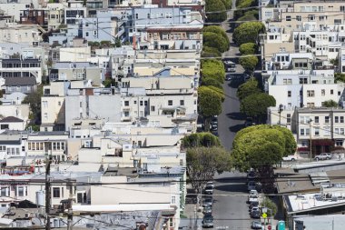 San Francisco, ABD - Nisan 07: Lombard street üzerinde Rus Hill