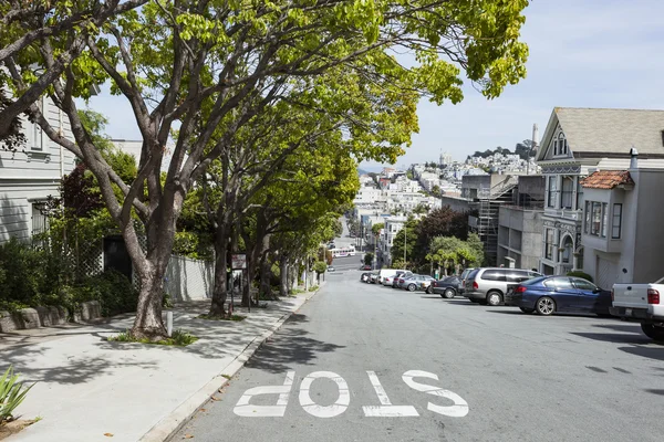 SAN FRANCISCO, USA - APRIL 07: Lombard street on Russian hill on — Stock Photo, Image