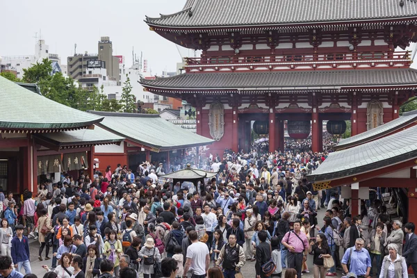 TOKYO, JAPON - 2 MAI : Une foule de Japonais se promènent autour de la — Photo