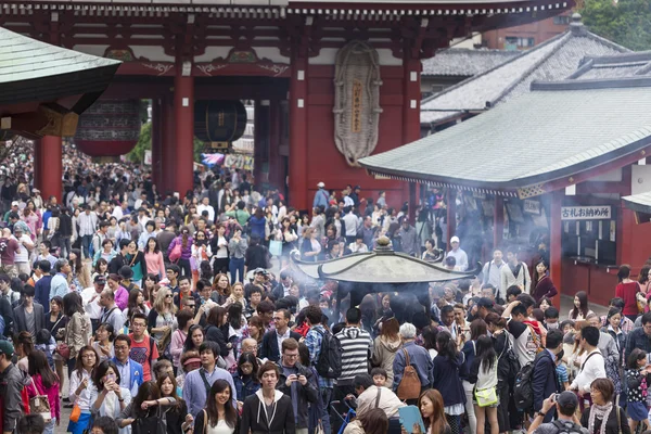 TOKIO, JAPÓN 2 DE MAYO: Multitud de japoneses caminando alrededor de la —  Fotos de Stock