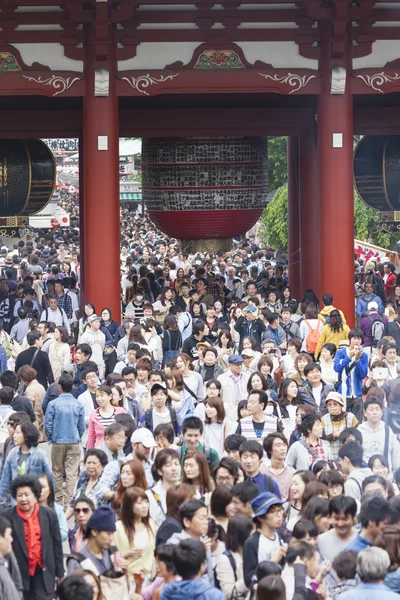 Tokyo, japan -mai 2: massen von japanern, die durch die — Stockfoto