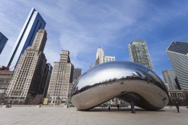 Chicago, Amerika Birleşik Devletleri - Nisan 02: Cloud Gate ve Chicago manzarası Nisan