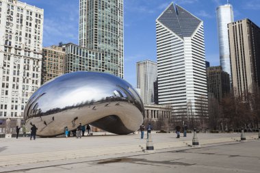 Chicago, Amerika Birleşik Devletleri - Nisan 02: Cloud Gate ve Chicago manzarası Nisan