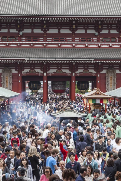 Tokyo, Japan - 2 mei: menigte van de Japanse mensen rondlopen de — Stockfoto