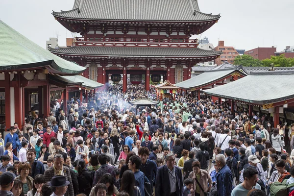 TOKYO, JAPON - 2 MAI : Une foule de Japonais se promènent autour de la — Photo