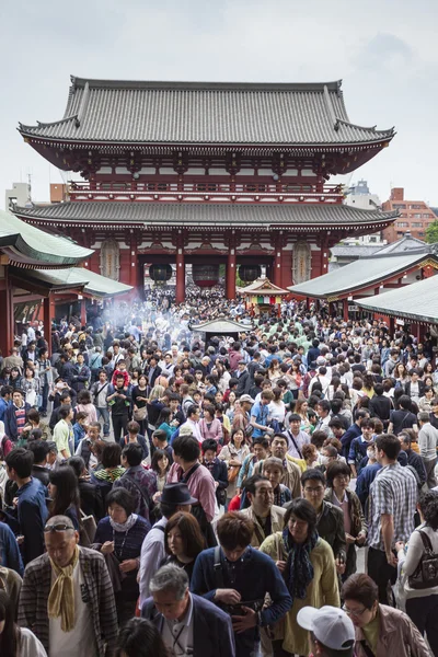 Tokyo, Japonsko - 2. květen: Dav japonských lidí chodí — Stock fotografie