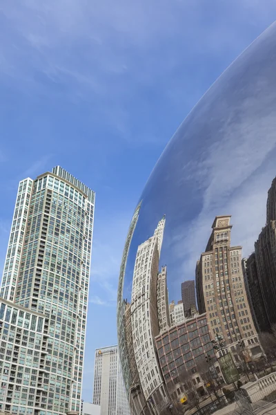 CHICAGO, EUA - ABRIL 02: Cloud Gate e horizonte de Chicago em abril — Fotografia de Stock