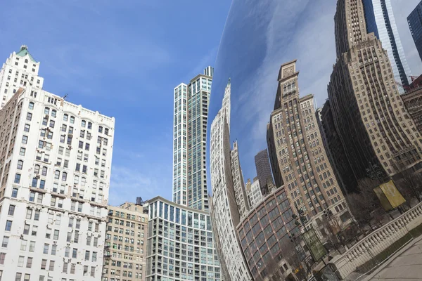CHICAGO, USA - 02 AVRIL : Cloud Gate et Chicago skyline en avril — Photo
