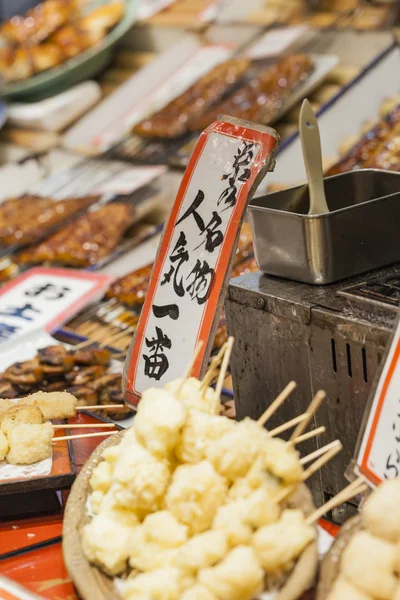 Traditionele voedselmarkt in Kyoto. Japan. — Stockfoto