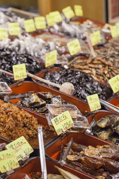Traditionele voedselmarkt in Kyoto. Japan. — Stockfoto