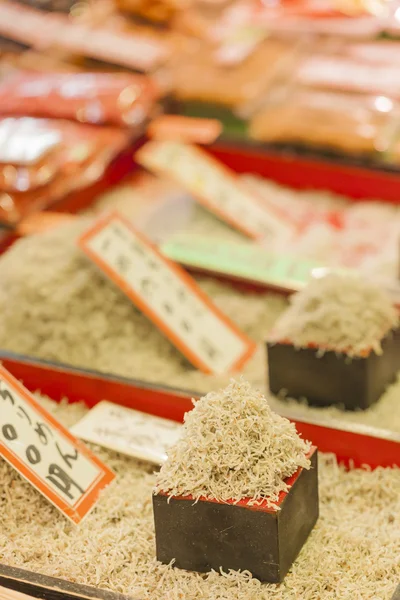 Traditionele voedselmarkt in Kyoto. Japan. — Stockfoto