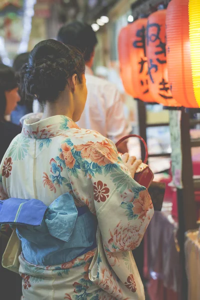 Japanska kvinnor bära en traditionell klänning heter Kimono — Stockfoto