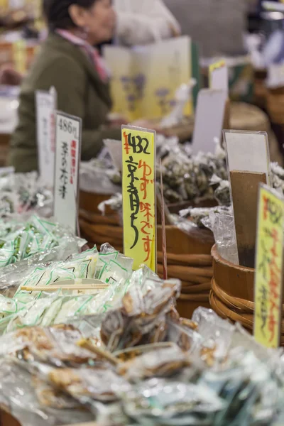 Traditionell matmarknad i Kyoto. Japan. — Stockfoto