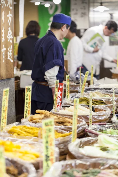 Традиционный продовольственный рынок в Киото. Япония . — стоковое фото