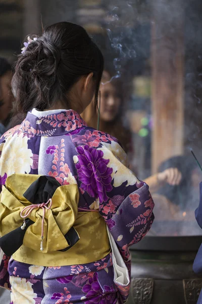 Japanese women wear a traditional dress called Kimono for Sakura — Stock Photo, Image